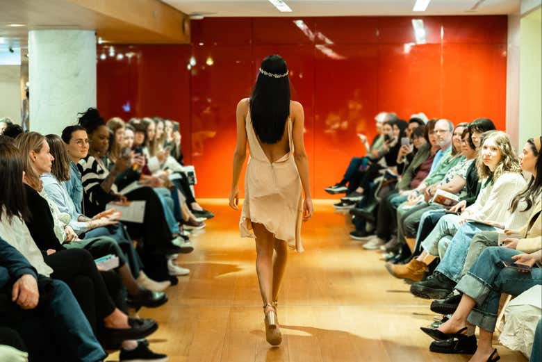 Enjoy the fashion show at Galeries Lafayette in Paris