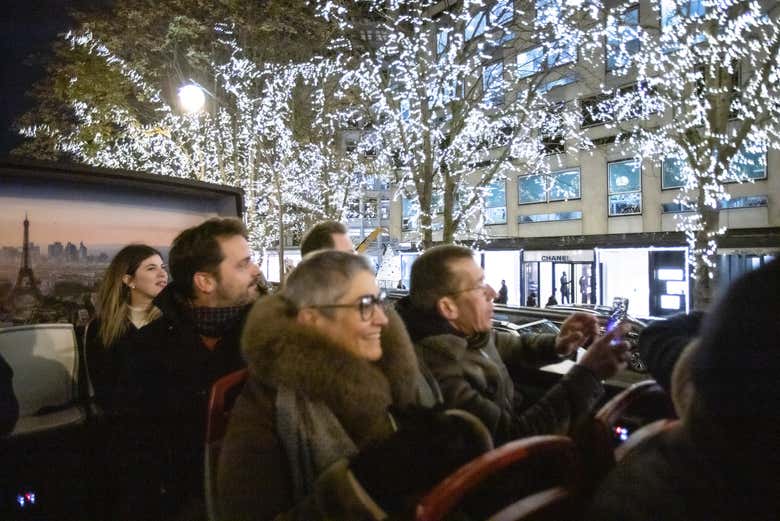 Admirez les décorations de Noël de Paris depuis le bus