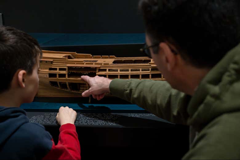 Observando una de las maquetas navales