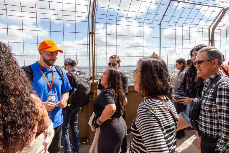 Guía interactuando con el grupo de turistas