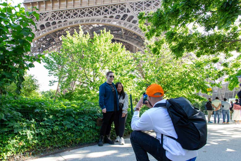 Guía fotografiando a una pareja