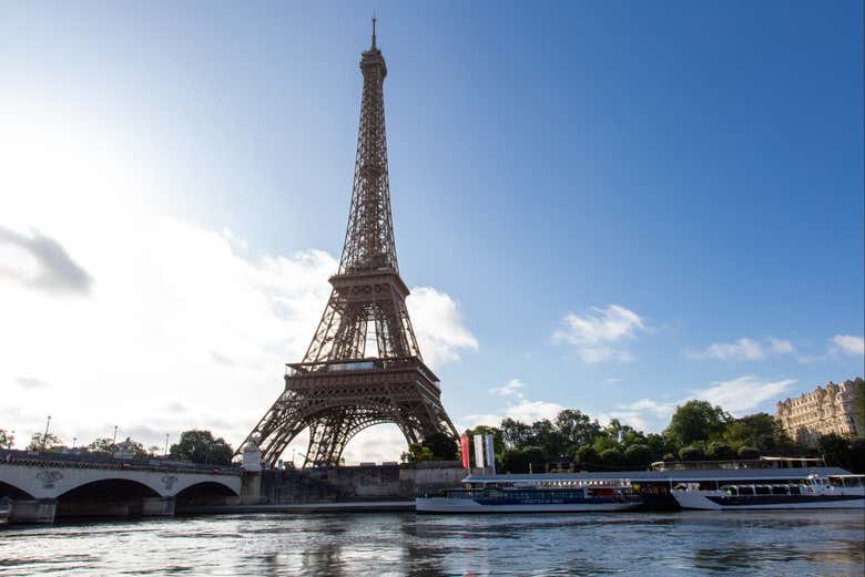 Vista panorámica de la Torre Eiffel y el río Sena