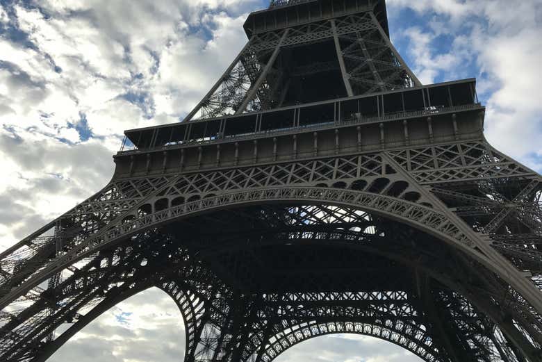 Vistas de la Torre Eiffel desde abajo