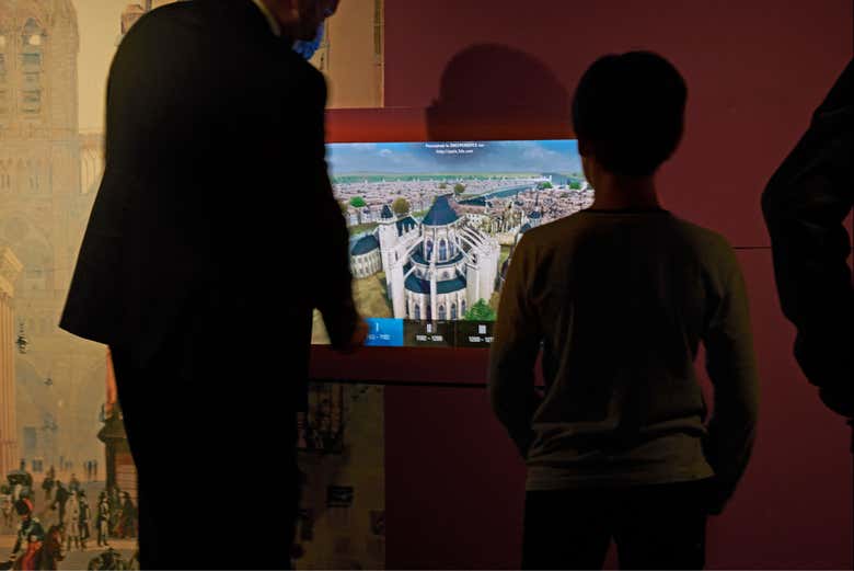 Visiting the Crypt © Pierre Antoine