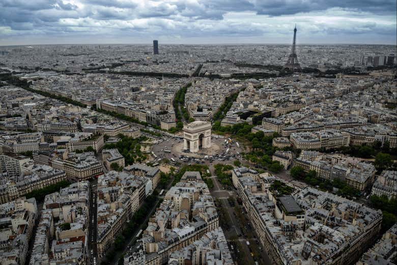 Vista aerea dell'Arco di Trionfo e della Torre Eiffel