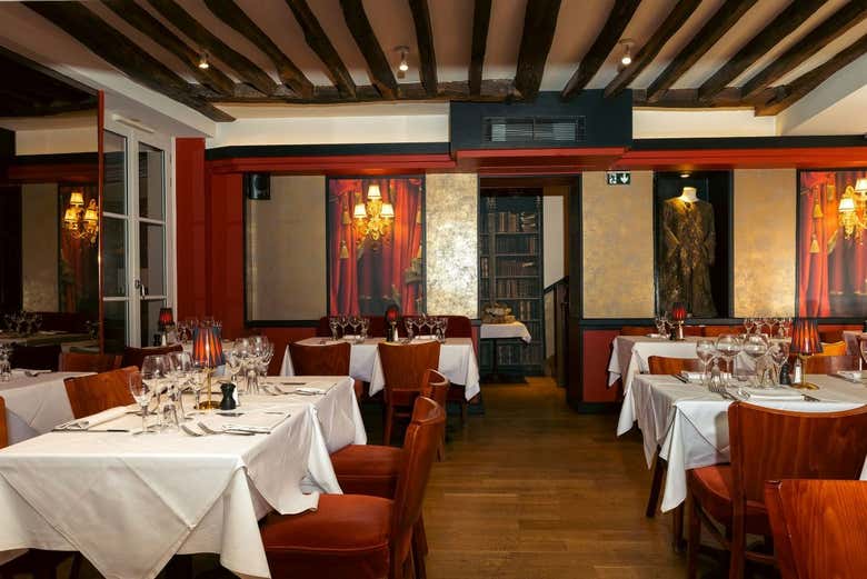 Cenerete in un'elegante sala da pranzo