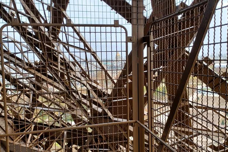 Dietro una grata della torre Eiffel