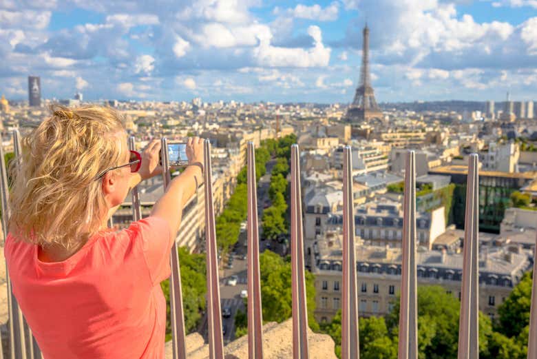 Vue panoramique sur Paris depuis l'Arc de Triomphe