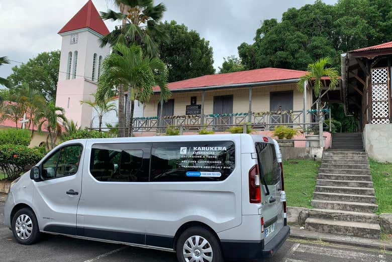 Le minibus garé devant l'un des sites que vous visiterez