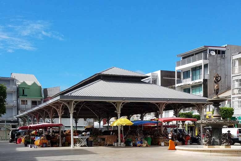 Frente al mercado de Pointe-à-Pitre