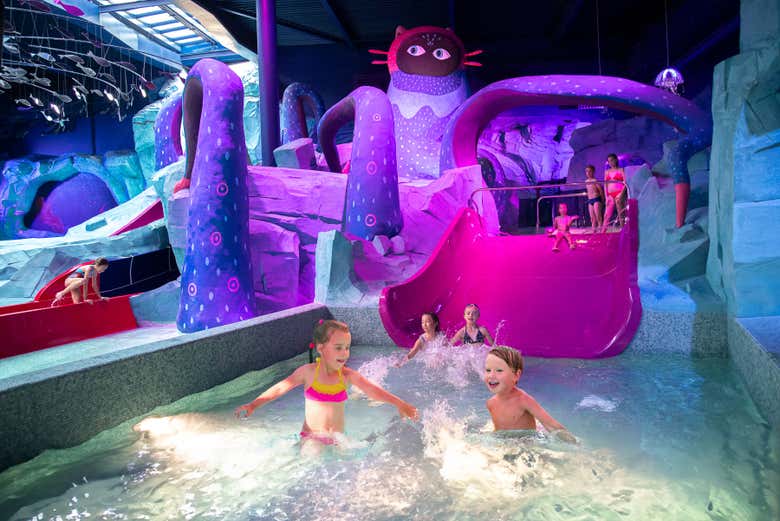 Niños disfrutando de una piscina en Aqua-fun