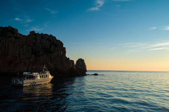 Giro in barca fra le calanques di Piana al tramonto con aperitivo