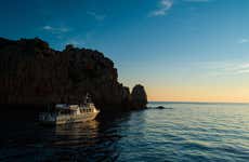 Passeio de barco pelas Calanques de Piana ao entardecer com aperitivo