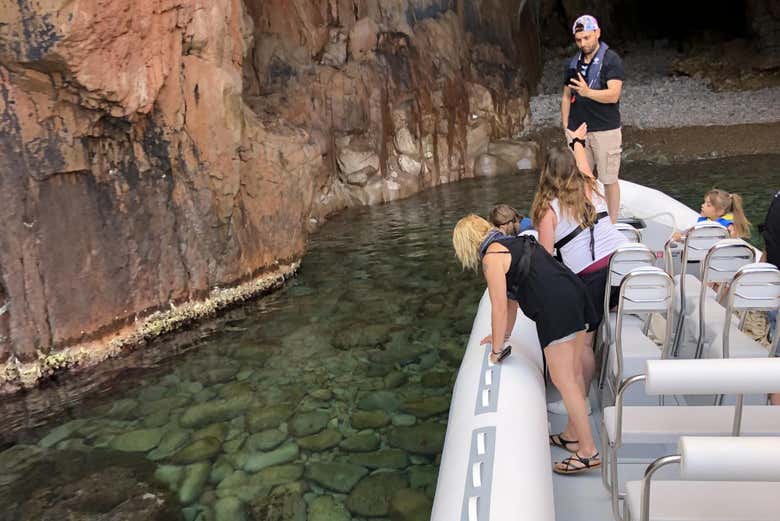 Exploration des grottes marines à côté des Calanques de Piana
