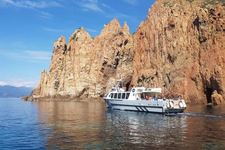 Navegando en barco junto a las calanques de Piana