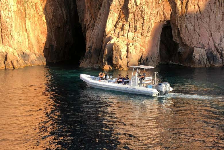 Navegando en lancha rápida por las calanques de Piana