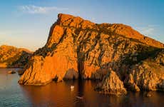 Passeio de barco pelas calanques de Piana ao entardecer