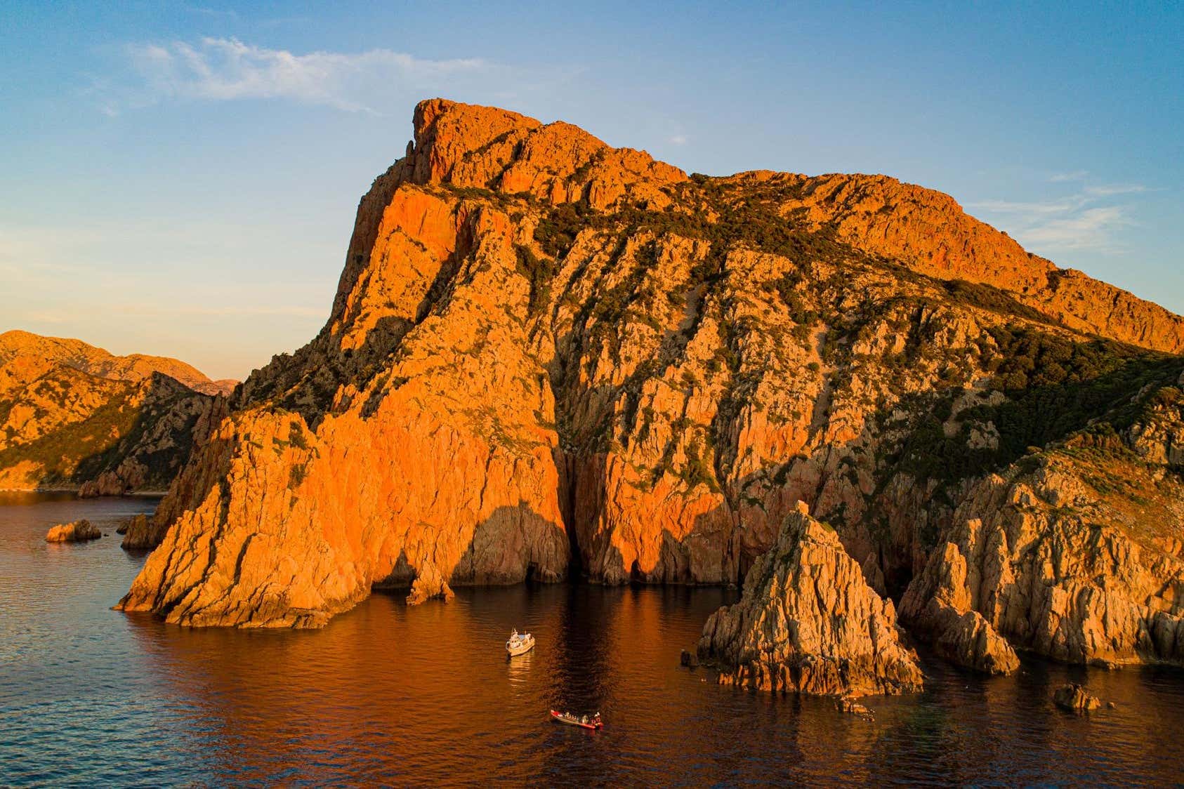 Giro in barca alle calanques di Piana al tramonto