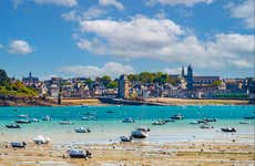 Balade en bateau dans Saint-Malo en petit groupe