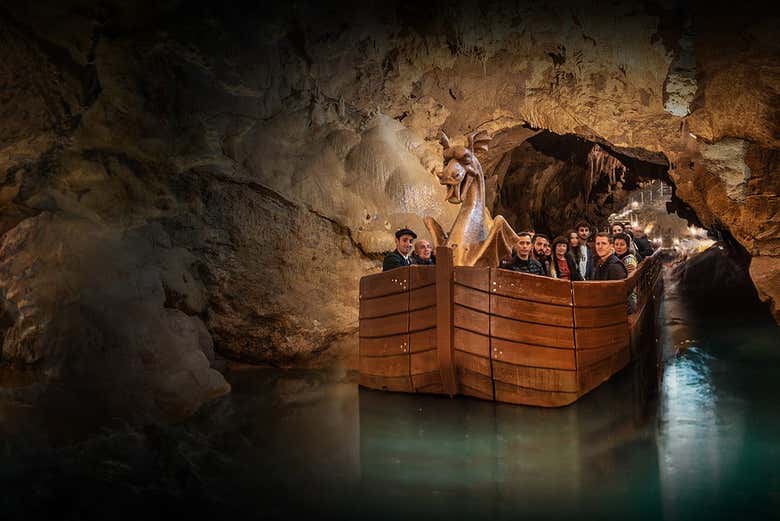 Navegando en barca por el río subterráneo de las cuevas