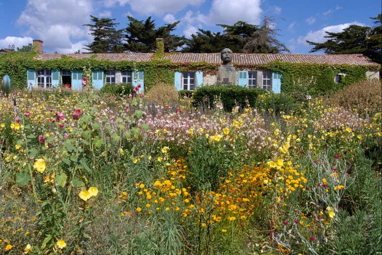 Buste de Clemenceau dans le jardin impressionniste de sa maison