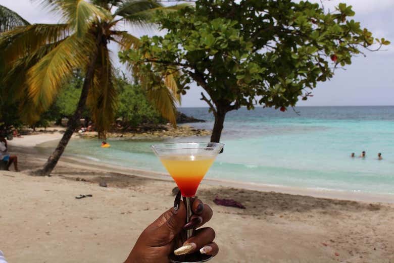 Disfrutando de un rico cóctel en las playas de Martinica
