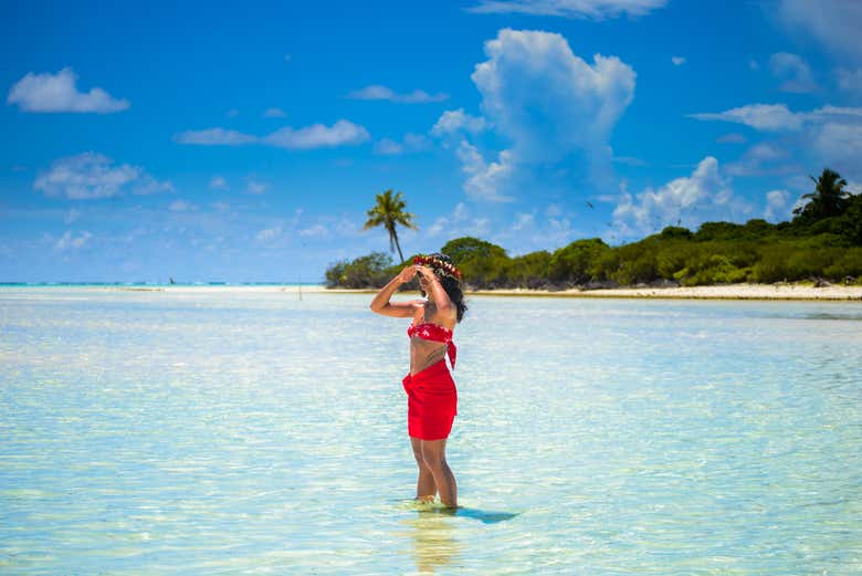 Uma jovem na água da praia de Tetiaroa