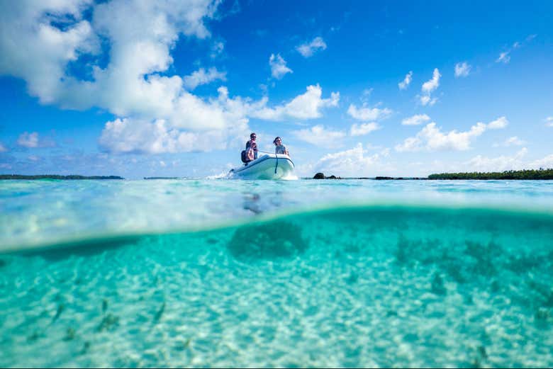 Lancha navegando pelas águas cristalinas de Tetiaroa