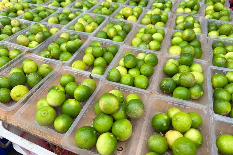 Limones locales en el mercado