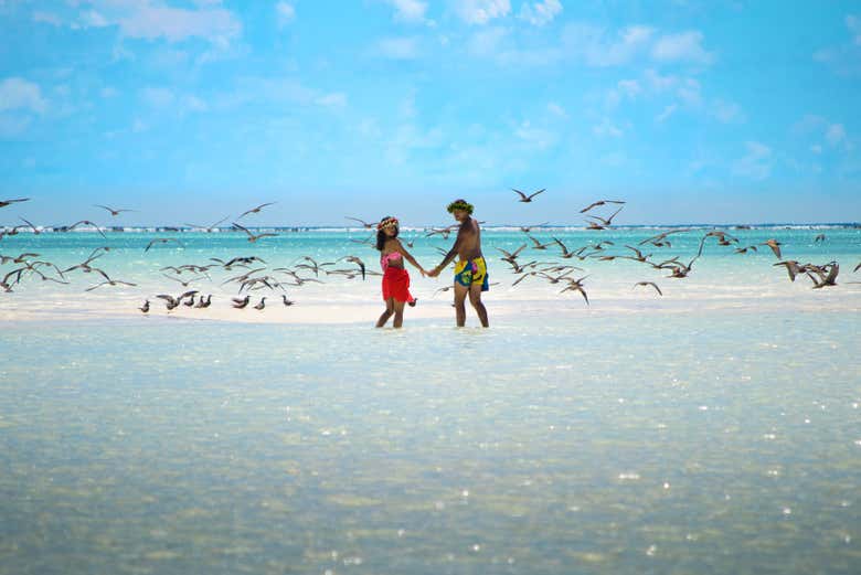 Um casal entrando na praia de Tetiaroa
