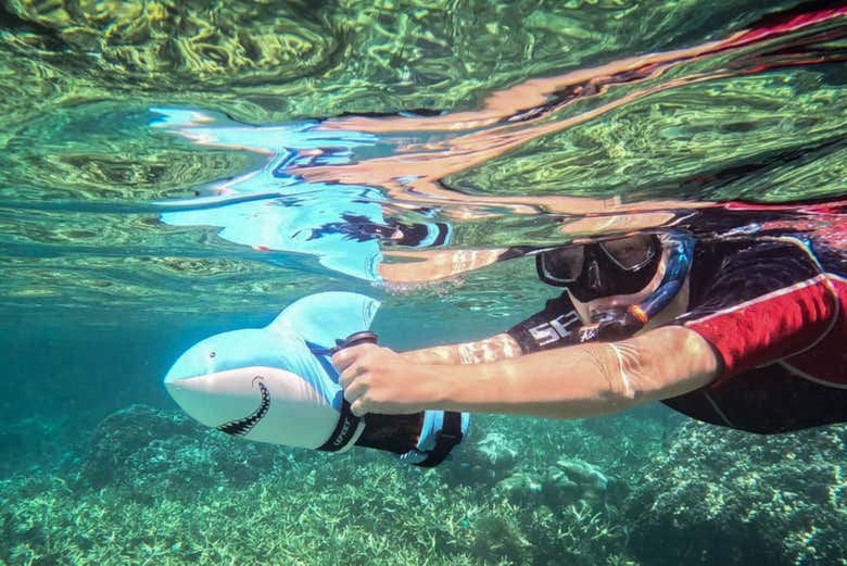 Practicando power snorkel, también llamado sea scooter snorkel