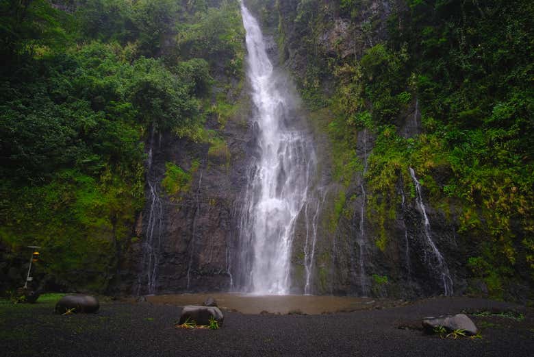Admire the Fa'aruma'i waterfall