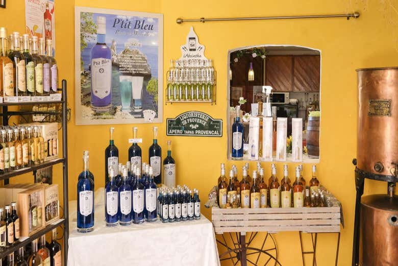 Degustaréis sus vinos y licores