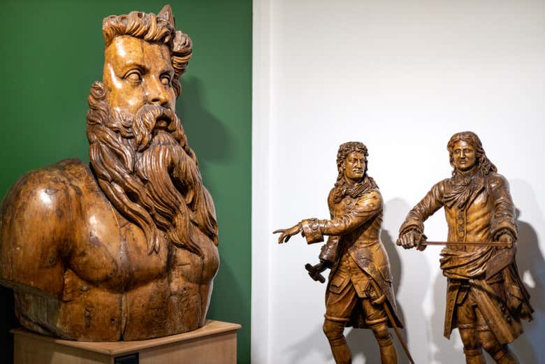 Figuras expuestas en el Museo Nacional de la Marina de Tolón