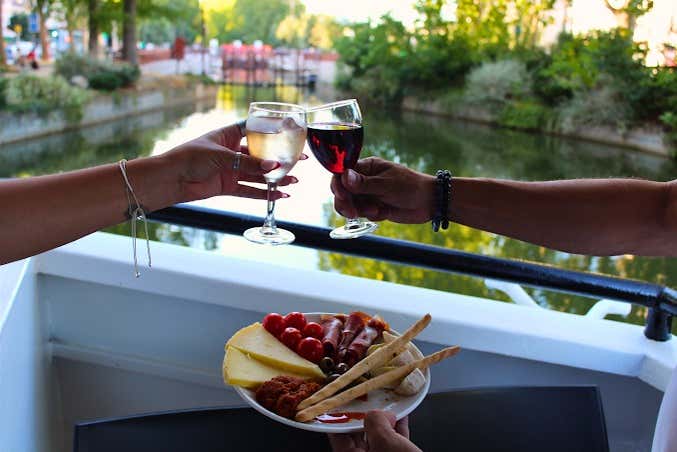 Deleitaos con un brindis y aperitivos durante la travesía