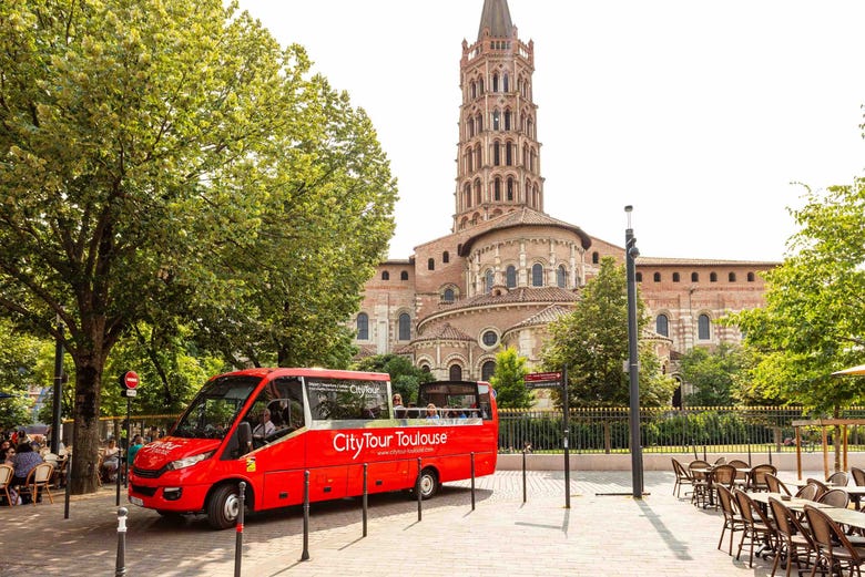 El autobús rojo frente a la basílica de Saint Sernin