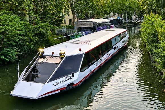 Navegad por el tranquilo e icónico Canal du Midi