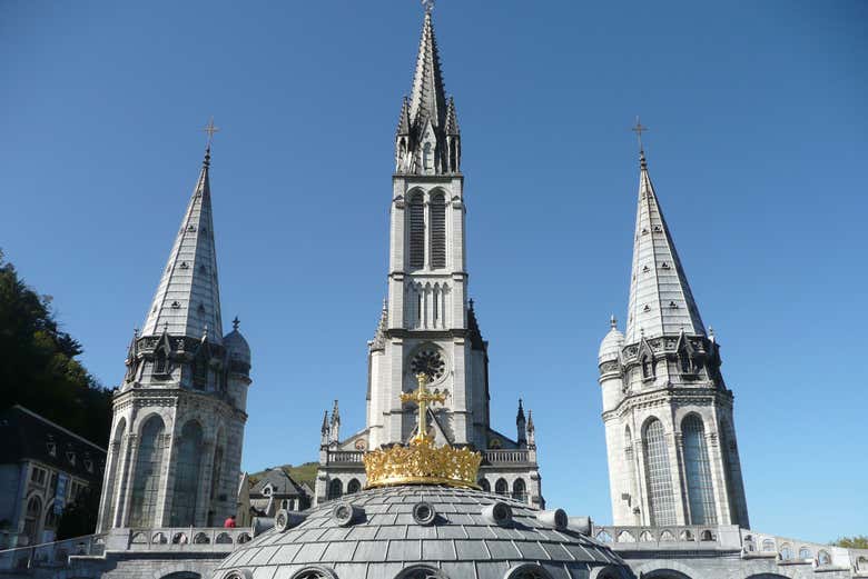 Detalle de los campanarios de Lourdes