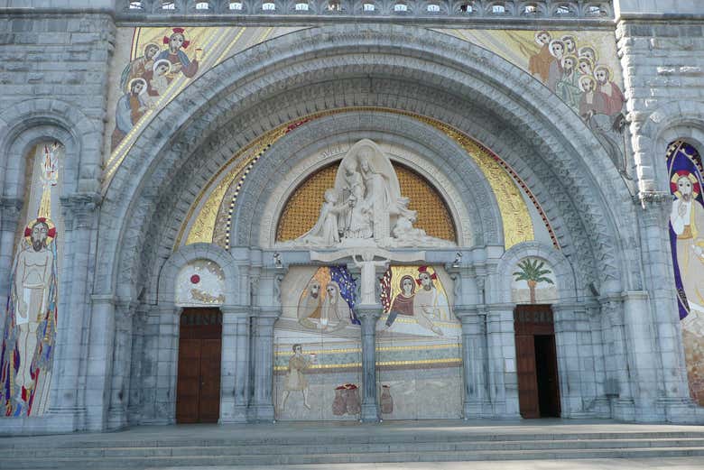 Pórtico de la basílica principal de Lourdes