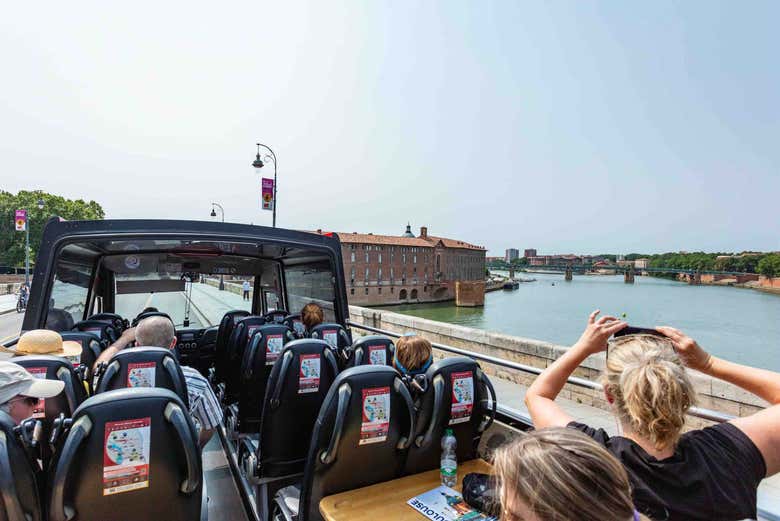 Passeggeri a bordo dell'autobus turistico di Tolosa