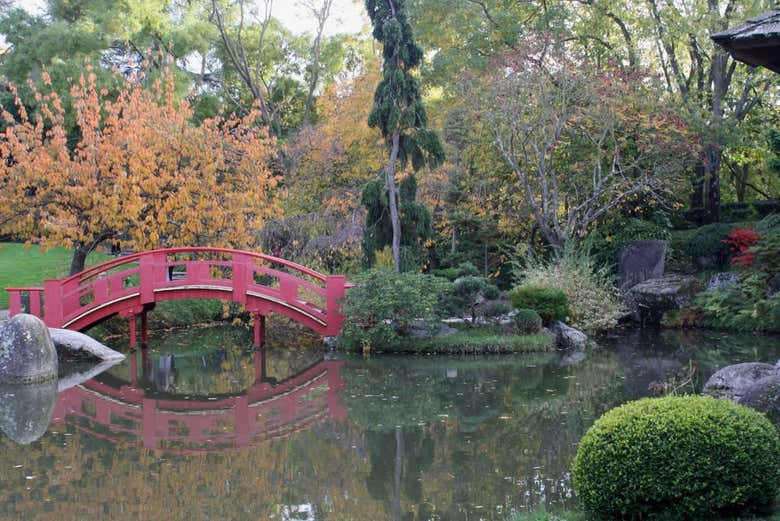 Ponte rosso del Giardino Giapponese di Tolosa
