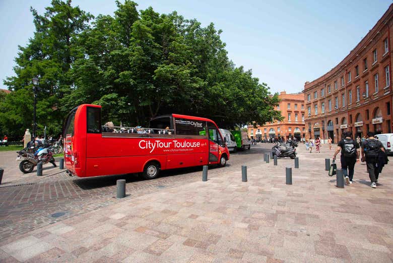 L'autobus mentre percorre le strade di Tolosa