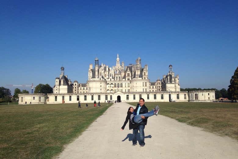 de tours a chambord Posing in front of the Château de Chambord