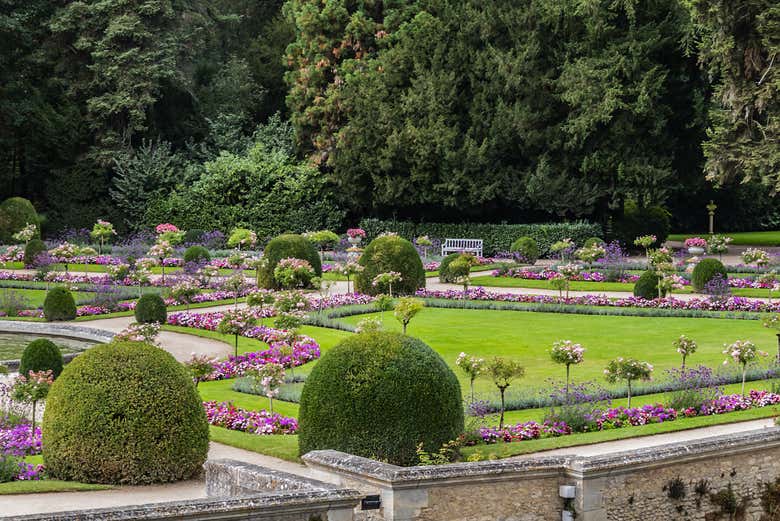 Stroll around the gardens