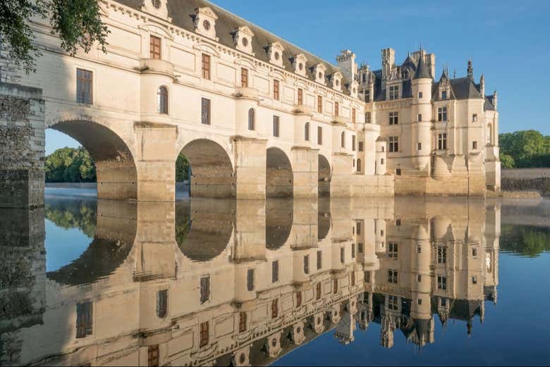 Arcos del castillo de Chenonceau sobre el río Cher