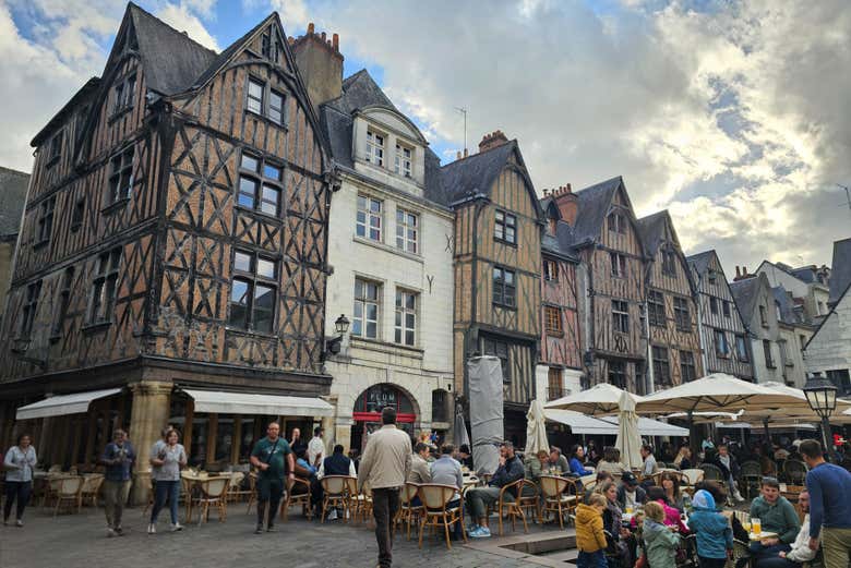 Disfrutando del ambiente de la Plaza Plumereau
