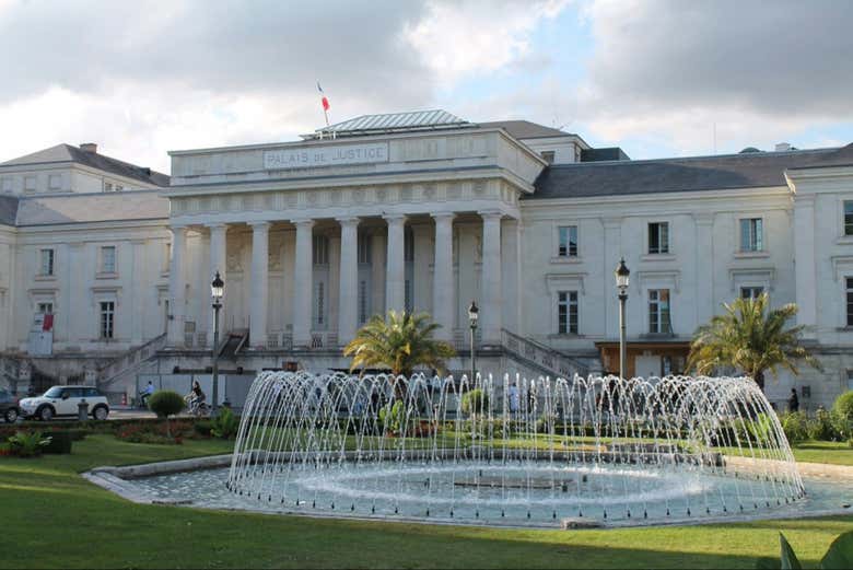 Contemplando el elegante Palacio de Justicia