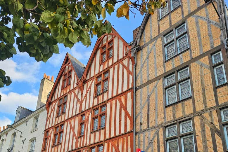 Admirando las coloridas casas de entramado de madera