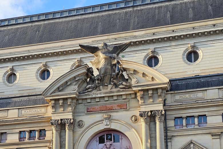 Contemplando la elegante Ópera de Tours