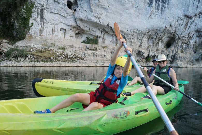 Children rowing in Pont d'Arc
